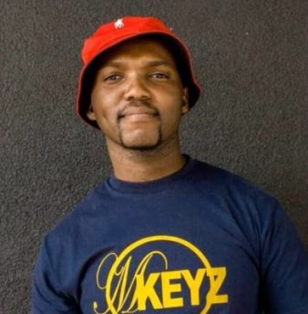 Kelvin Momo - Nomahelele (feat. Mkeys)